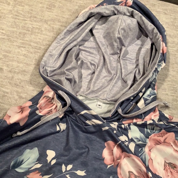 Woman’s Floral Sweatshirt- Size M - Picture 3 of 3